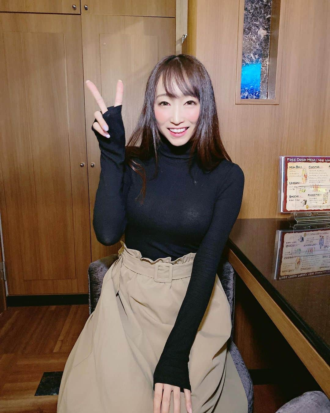 蓮実クレアさんのインスタグラム写真 - (蓮実クレアInstagram)「・ ◤◢緊急営業時間変更のお知らせ◤◢ ・ ・ 急遽ですが本日の営業時間を 18-22 だったのを 18-05に変更します！ 蓮実クレア&お手伝い山ちゃんで 朝5時までやるのでみなさんぜひ来てください♡ ポスターも大きいとの小さいのをご用意してますよ_(´ω`_)⌒)_ ・ ・ ・ #蓮実クレア #しながわ書店 #歌舞伎町 #BAR #HARU #一日店長 #営業時間変更  #朝まで営業」3月14日 19時29分 - hasumi_kurea