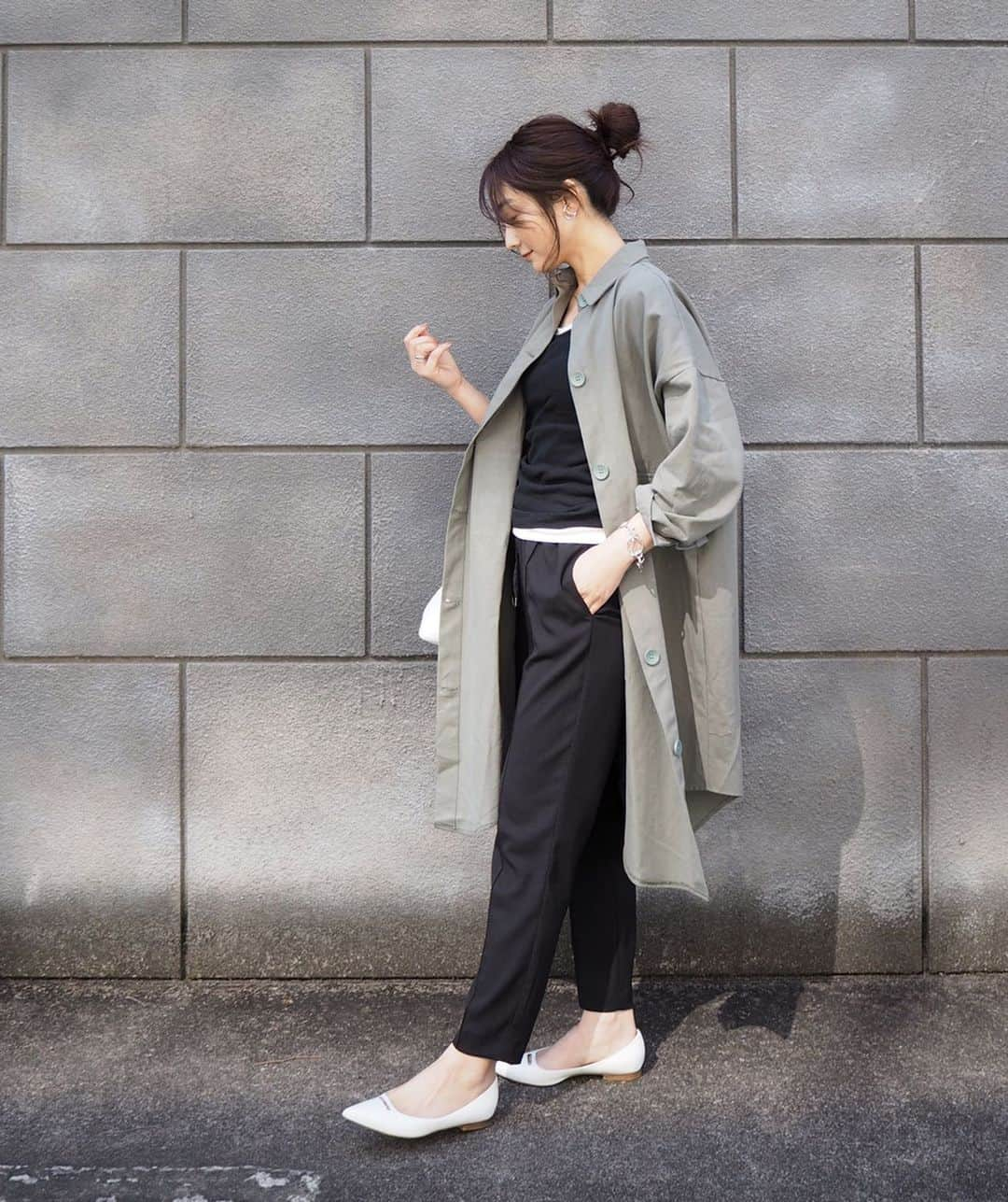 yoko178loveさんのインスタグラム写真 - (yoko178loveInstagram)「#coordinate ． ． ダークトーンのコーデには 少しずつ白を入れて軽やかさをプラス ． シャツガウンはオーバーシルエットだから、さっと羽織るだけでコーデが完成✨ ． ． shirt @roseleap__official  tops  #muji  pants #zara  shoes #pellico ． #ロゼリープ #ROSÉLEAP #春コーデ #プチプラ#ファッション#シャツガウン #カジュアル #大人カジュアル #トレンド#春夏コーデ #casual#instafashion」3月14日 19時29分 - yoko178love