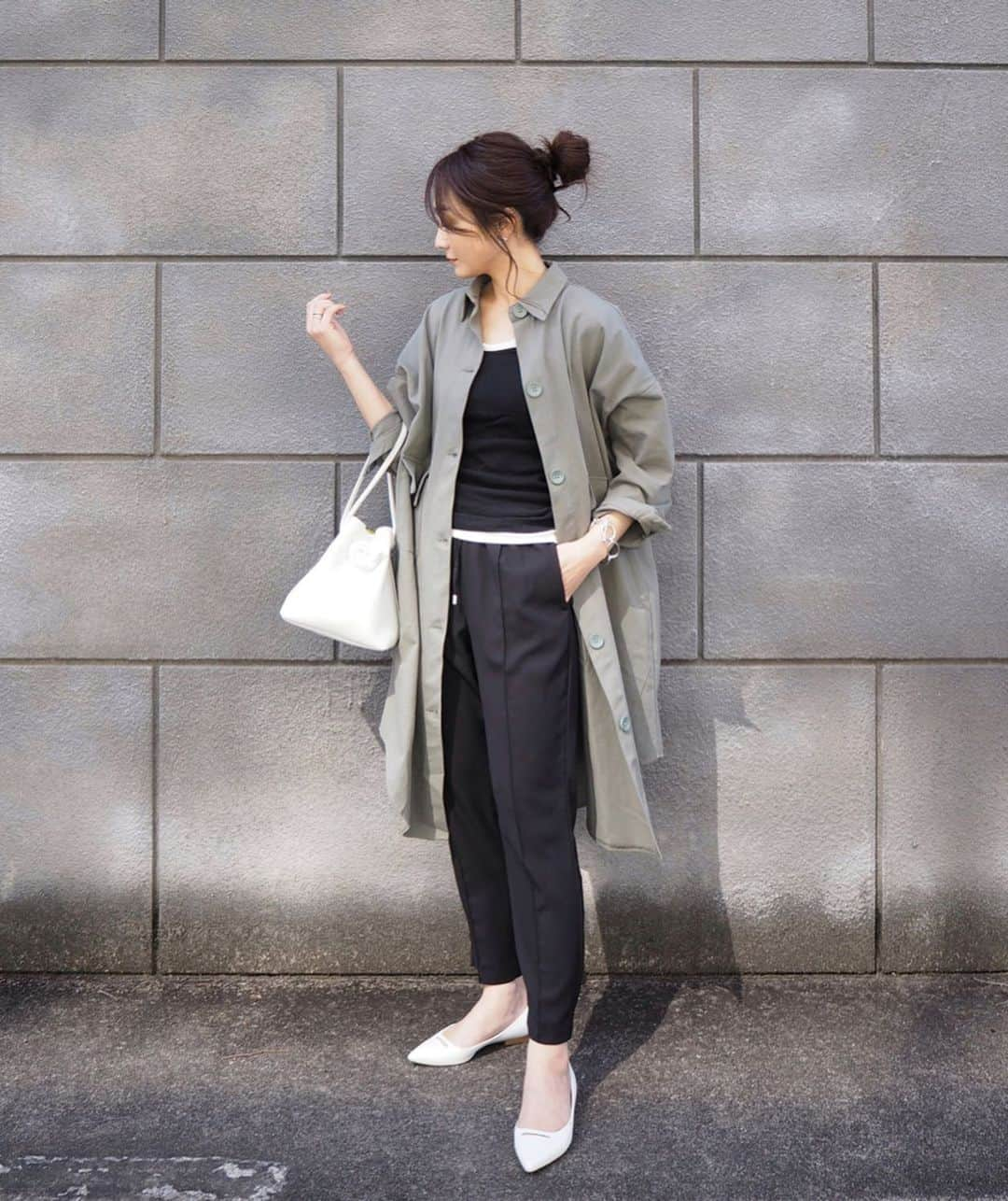 yoko178loveさんのインスタグラム写真 - (yoko178loveInstagram)「#coordinate ． ． ダークトーンのコーデには 少しずつ白を入れて軽やかさをプラス ． シャツガウンはオーバーシルエットだから、さっと羽織るだけでコーデが完成✨ ． ． shirt @roseleap__official  tops  #muji  pants #zara  shoes #pellico ． #ロゼリープ #ROSÉLEAP #春コーデ #プチプラ#ファッション#シャツガウン #カジュアル #大人カジュアル #トレンド#春夏コーデ #casual#instafashion」3月14日 19時29分 - yoko178love