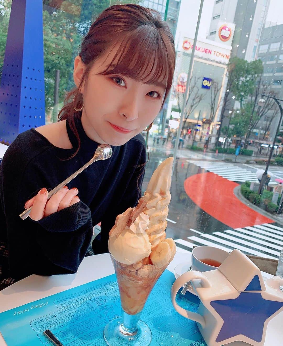 岩佐美咲さんのインスタグラム写真 - (岩佐美咲Instagram)「茶。﻿ ﻿ 今日は雪が降ってびびびっくり🤯﻿ ﻿ ﻿ ﻿ #ポニーテール #ヘア #ヘアアレンジ #ニット #お茶 #カフェ #雪 #パフェ #hair #cafe #snow #knit #redyazel」3月14日 19時31分 - wasaminnn