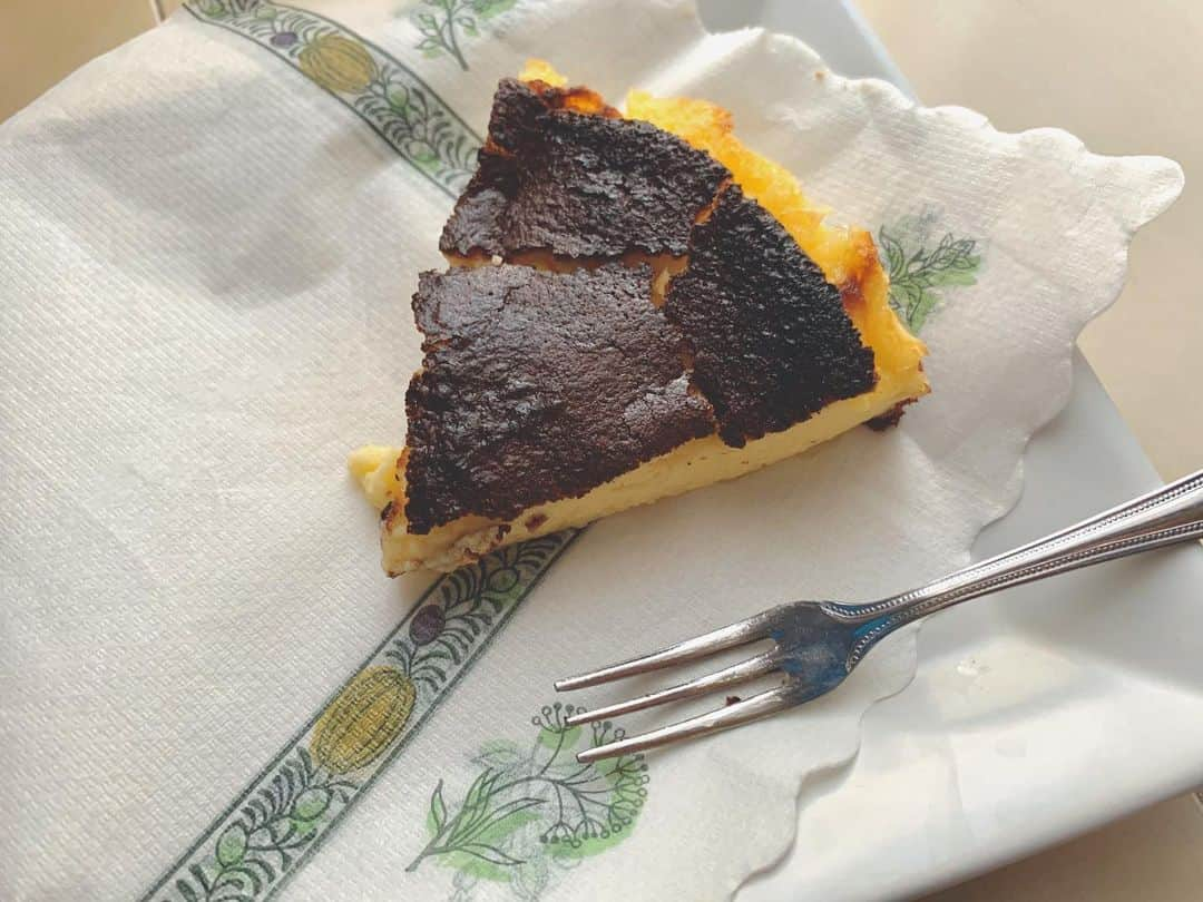 吉川七瀬さんのインスタグラム写真 - (吉川七瀬Instagram)「バスクチーズケーキ作りました🧀 写真のお洒落な撮り方まじでわかりません。教えてください… 味は最高🤩 #バスクチーズケーキ #ホワイトデー」3月14日 19時41分 - yoshikawa_nanase