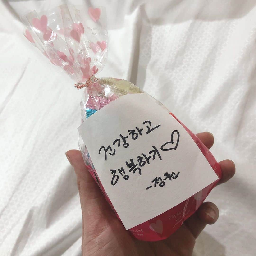 ユ・ヨンソクのインスタグラム：「화이트데이를 맞아서 우리 슬기로운 의사생활팀 당충전하시라구 준비해봤어요. 팬들이 서포트해주실때 요로케 소포장해서 주시던게 생각나서 저도 100개 만들어봤는데 쉽지 않더라구요 ㅋㅋㅋ 덕분에 팬분들 정성을 다시금 느꼈습니다. 늘 애정하고 감사해요 💕」