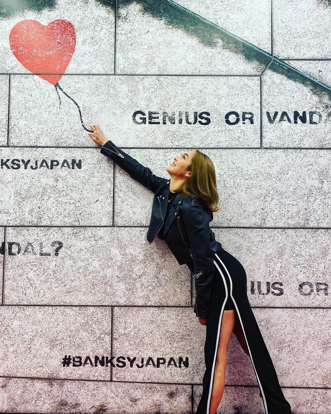 のインスタグラム：「🎈#banksy #banksyjapan  先行入場に招待していただきました🥺❣️ #ありがとうありがとうありがとう #loveisintheair #geniusorvandal」