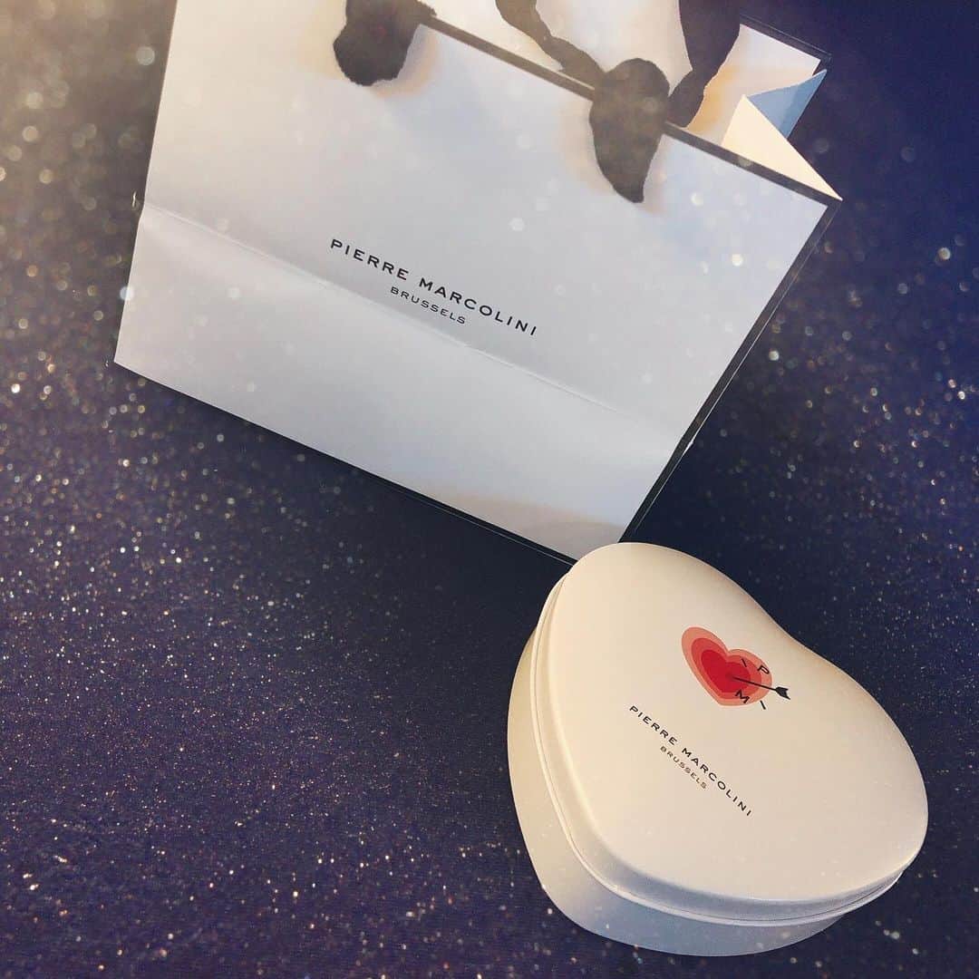 内田琴音のインスタグラム：「ホワイトデーありがとうございました😍💓高級チョコ…🤤 #whiteday #chocolate #instasweets #pierremarcolini #bvlgariilcioccolato」