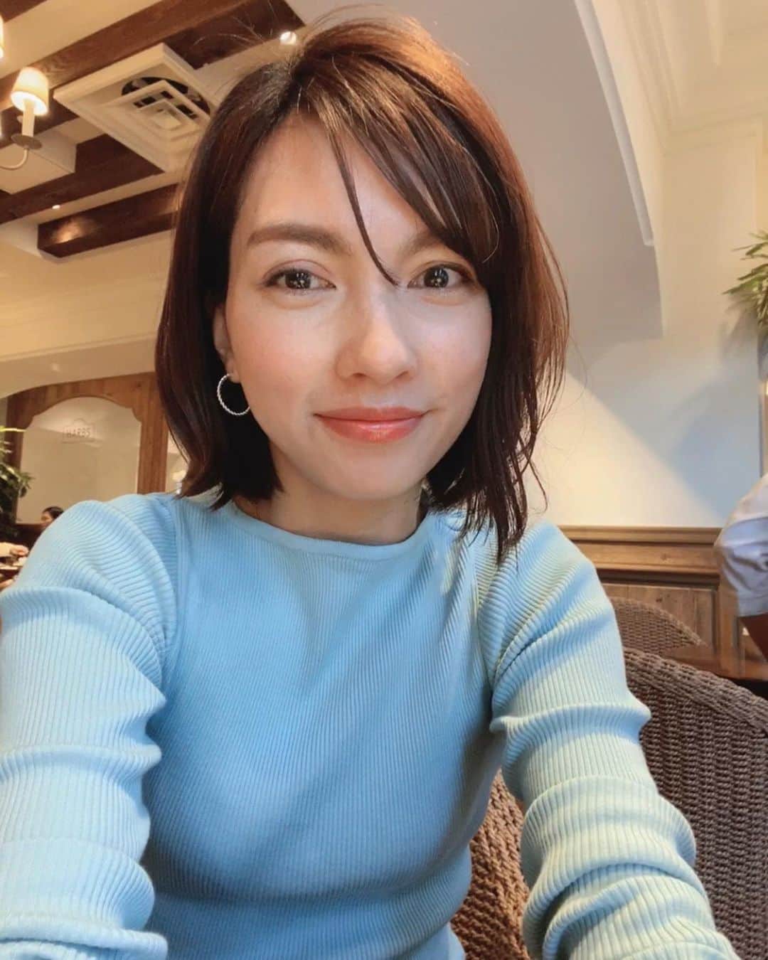 黒宮ニイナのインスタグラム：「息子がおじぃちゃんおばぁちゃんの家に1人でお泊まりに行ったので気分転換に お気に入りの春色ニットを着て娘と2人デート👧🏻💓👩🏻 2人だと楽ちんだけど、色々要求の多い娘さん😅 食いしん坊ちゃんはベビーカーでもおやつを食べ、ティータイムでも🍰をバクバク😋🍴 このケーキ凄く美味しかった🥰2人で一瞬で食べちゃったね💕  息子もずっとお休みなので、3食作って、遊び相手もして2人の面倒を一日中みていると気が変になりそうになる🙄💦w 家にいる時間が増えたからこそ、色々発散方法を見つけ中😆  良く鬼に変身するママだけど、楽しく過ごせたらいいなぁ〜⭐️ #ママ #2児ママ #2人育児 #男の子ママ #女の子ママ #3歳差兄妹 #ママライフ #ママコーデ #mama #mamalife #mamacoordinate #auralee」