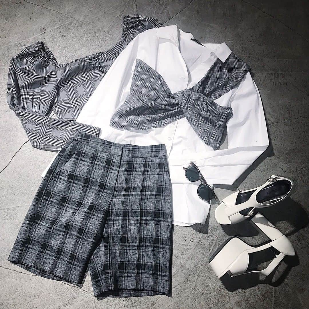 EMODAさんのインスタグラム写真 - (EMODAInstagram)「ㅤㅤㅤ  2020 S/S SEASON CONCEPT -VACATION HIGH-ㅤㅤㅤ  ㅤㅤㅤ  ㅤㅤㅤㅤㅤㅤ ㅤㅤ ㅤㅤㅤㅤ ・DOCKING BUSTIER SH ¥6,400+tax ・2WAY TIGHT TOP ¥4,900+taxㅤㅤㅤㅤㅤㅤㅤㅤㅤㅤ ・J/W HALF PT ¥5,900+tax ・T LINE HI SANDALS ¥10,800+tax  ㅤㅤㅤㅤ 掲載アイテムは 公式WEB STORE RUNWAYchannelにて🛒 プロフィール( @emoda_official )のURLからチェック✔ ㅤㅤㅤ  ㅤㅤㅤ #EMODA #RUNWAYchannel #2020SS @emoda_snap ㅤㅤㅤㅤ」3月14日 20時00分 - emoda_official