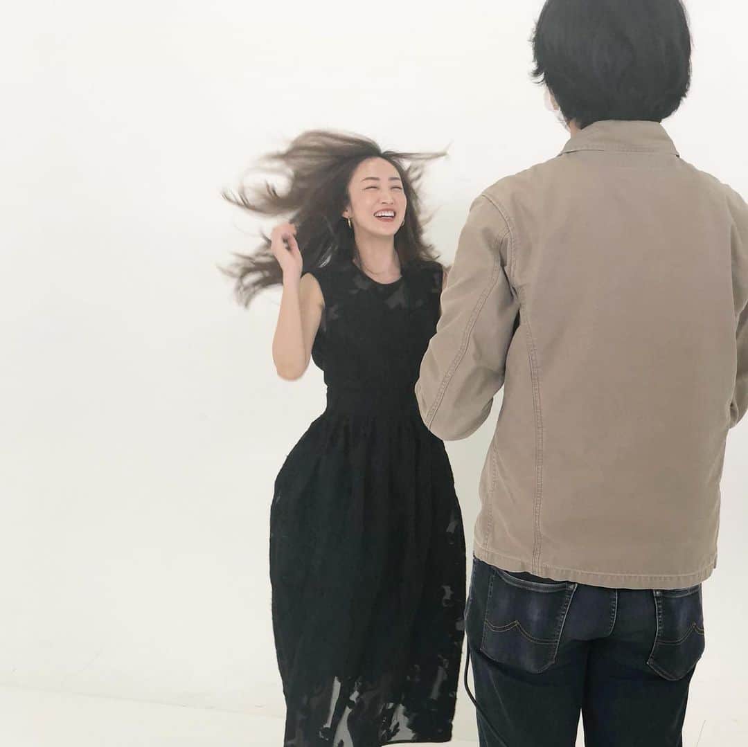 神崎恵さんのインスタグラム写真 - (神崎恵Instagram)「今日は朝から『Megumi's Beauty Channel』の動画撮影でした。 スタッフみんなで全力投球。きっと伝わるものが撮れたはず。 3月末頃に第一回目が配信予定です。 はじめての挑戦はいい緊張感。 楽しみです。 長時間の撮影。最後の1秒までスタジオ内はいい緊張感と笑顔。スタッフのみなさまに感謝です😌 #megumisbeautychannel #ビューティ動画 この動画の衣装やアクセは全て私物で撮影。 ご紹介するアイテムの雰囲気に合わせてコーディネート。 最後の画像。ヘアの　@banemaki さんが撮ってくださった1枚。 「おつかれさまでした‼︎」の瞬間はいつも清々しい気持ちで満杯。 今日も一日おつかれさまでした✨」3月14日 20時10分 - megumi_kanzaki