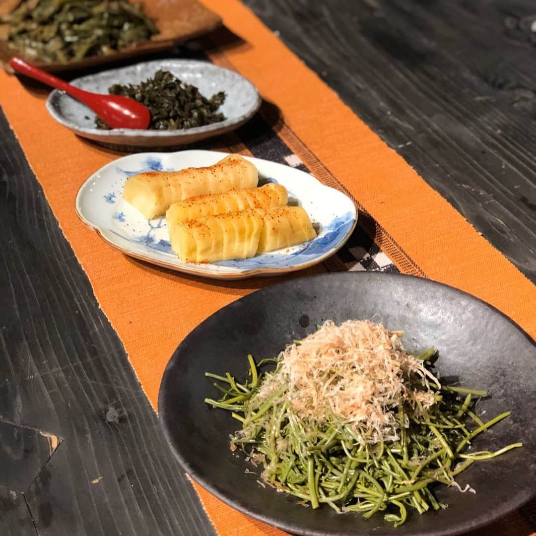 進藤やす子さんのインスタグラム写真 - (進藤やす子Instagram)「✳︎ （つづきです） ryugon @onsen_ryugon の投稿はこれがラスト🤗 . こちらの宿は"田舎くさいラグジュアリー"を目指しているそうで、それは地元の方と関わることができるオプショナルプランで実感。 . けんちん汁を作り、地元のお母さんお手製の常備菜、そして竈で炊いた魚沼産コシヒカリをみんなで食べる...なんともあたたかく贅沢な時間！ . こういった体験プランを今後も増やしていくそう。まだまだ完成形ではない進化するryugon、ますます素敵な宿になっていくのが楽しみです✨ . . #ryugon #新潟県 #魚沼 #南魚沼 #六日町 #日本旅館 #温泉旅館 #雪国ガストロノミー #雪国ガストロノミーワークショップ #ワークショップ」3月14日 20時10分 - yasukoshindo