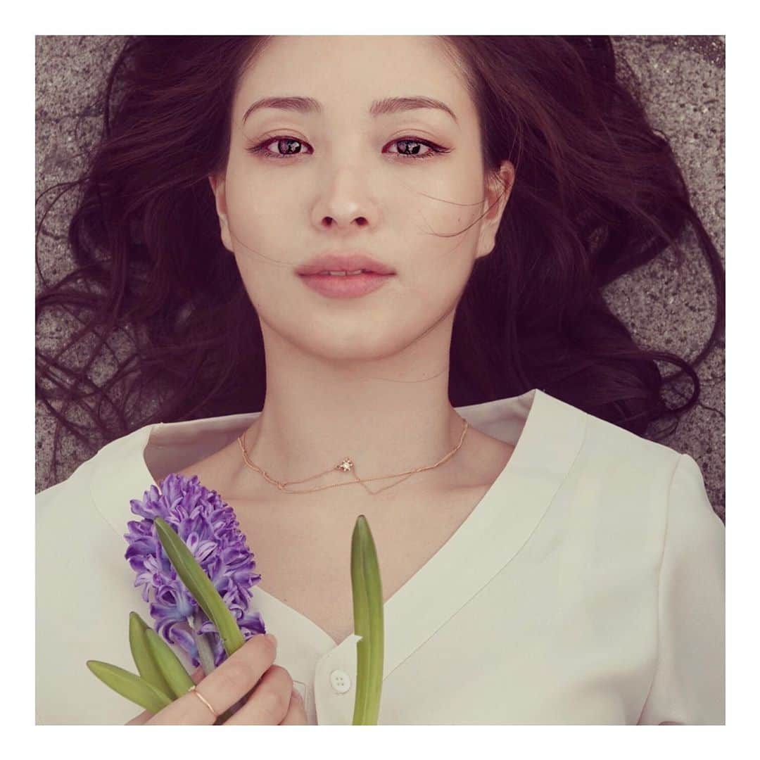 黒木晴香のインスタグラム：「大好きな紫色のお花と…... ——————————— photo by @ino_89  #ポートレート #コンクリート #ムスカリ #Muscari #ヒヤシンス #hyacinth  #花言葉 #通じ合う心 #春 #春コーデ #花 #鎌倉 #七里ヶ浜 #portrait #concrete #japan #kamakura #japanesegirl  #followｍe #ホワイトデー #whiteday  #黒木晴香」