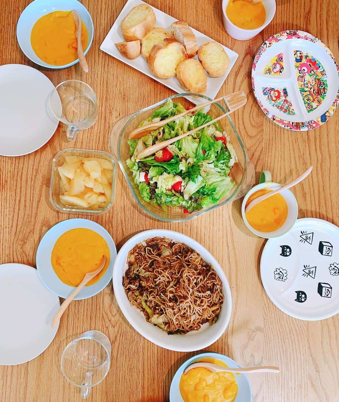 若林翔子のインスタグラム：「. . お友達のお家で 美味しいランチごちそうになりました😚  かぼちゃのスープがもー絶品過ぎてぺろり😋  #ママ友　#仕事友　#ランチ　#手作り #焼きそば　#サラダ　#バタートースト #クロワッサン　#絶品　#かぼちゃスープ #りんごのコンポート #おしゃれ　#おしゃれランチ #話してるだけで元気になれるお友達って #最高」