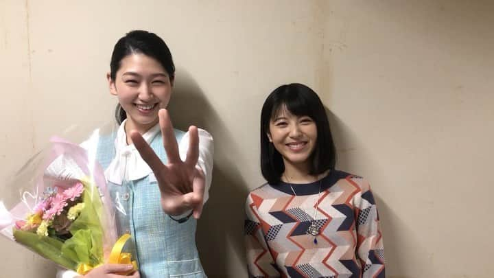 【公式】土曜ナイトドラマ「アリバイ崩し承ります」のインスタグラム：「‪#アリバイ崩し承ります‬ ‪最終回まであと3時間です😉✨‬ ‪#ありくず‬ ‪#時乃ちゃんカレンちゃんの‬ ‪#女子チームで‬ ‪#カウントダウン✨‬ ‪#是永さんクランクアップの時に‬ ‪#撮影させていただきました🤗💐‬ ‪#お二人とも‬ ‪#笑顔がまぶしいです…🙈‬ ‪#最終回は‬ ‪#今夜11時15分～👏🏻‬」