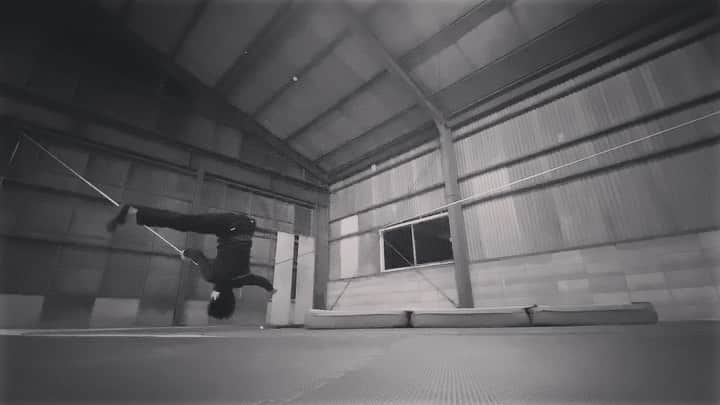 のインスタグラム：「くるりんぱ  #barrelslacklinegym #slacklineresearch #slackline #バレルスラックラインジム #スラックラインリサーチ #スラックライン #y2k」