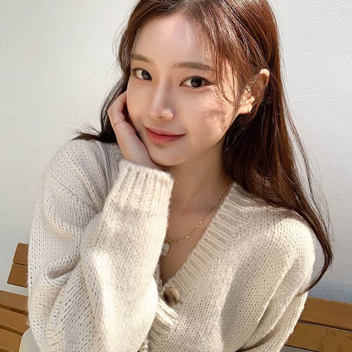 Chuuのインスタグラム：「완전 추천하는 크롭 가디건✨데님,스커트에 다 잘어울려용💛」