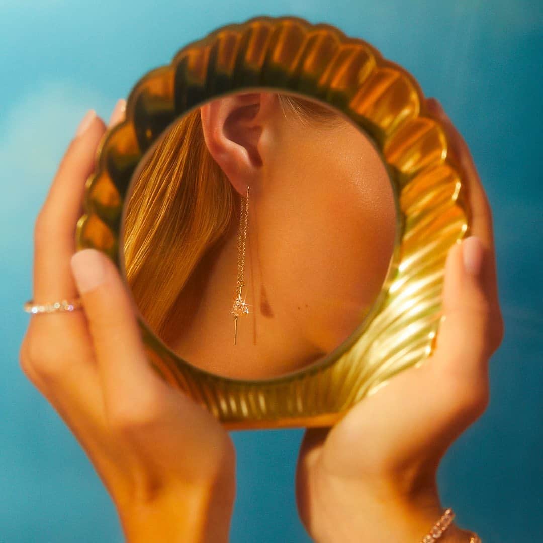 のインスタグラム：「Refract the sun's rays with delicate Swarovski earrings from the Sunny & Spirit collection. #SparkDelight」