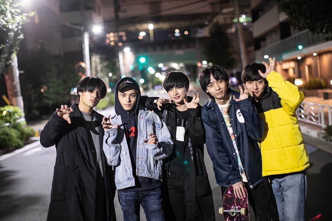 岡田翔大郎のインスタグラム：「明日は第11話。 久しぶりに男子全員での写真どーん📸 . . #月とオオカミちゃんには騙されない #岡田翔大郎」