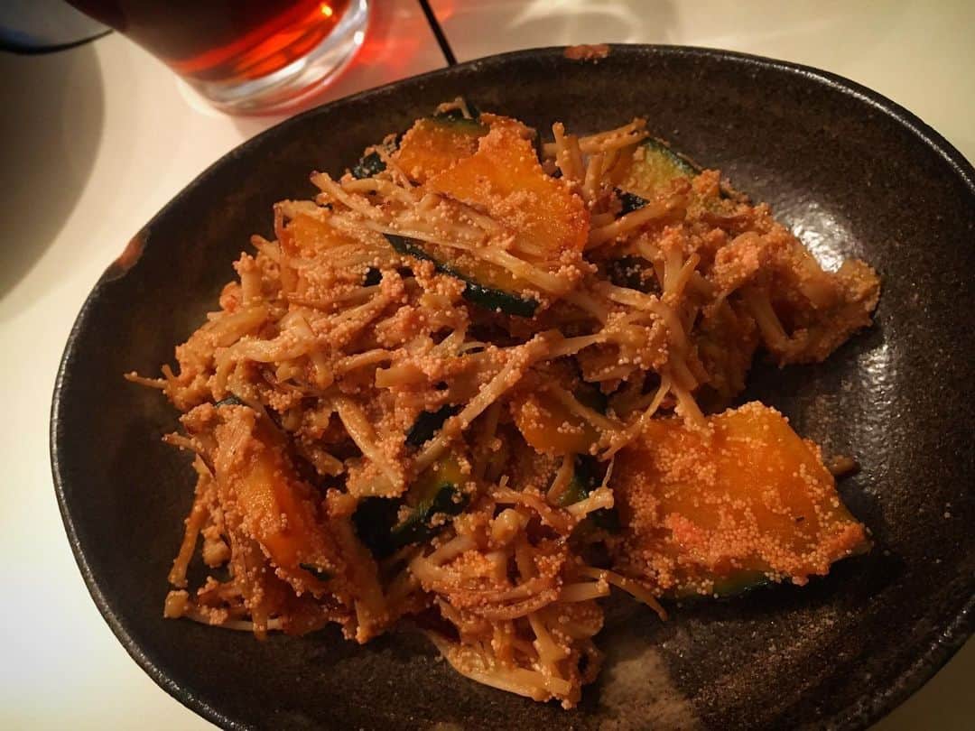 仮谷せいらのインスタグラム：「#仮谷飯　#えのかぼ明太 (勝手に命名しました、笑)  材料🍳かぼちゃ、えのき、明太子  1.かぼちゃとえのきを少し小さめ、薄めに切ります 2.かぼちゃ→えのきの順番に炒めます 3.火が通ってえのきもとろっとしてきたら 醤油・みりん・酒を1:1:1で入れます (焦がさない様にねっ) 4.ほぐした明太子とバターを入れて 明太子の色が変わるまで炒めます 5.完成です！  かぼちゃの煮物に飽きたり 明太子が余ってどうしよう…という時に 昔からよく作る #仮谷飯 です🍴 しっかりおかずなので、ご飯にも合うよ🥴 お弁当のおかずにもよく入れます🍱  是非作ってみてね♡」