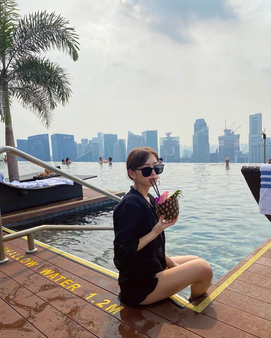 木下春奈さんのインスタグラム写真 - (木下春奈Instagram)「・ ・ 🍍🍍🍍 ・ プールサイドでのんびり過ごして最高だった！ 日焼けしないのであれば毎日行きたい😂 ・ ・ #singapore#mbs#marinabaysands #infinitypool#シンガポール#🇸🇬」3月14日 20時41分 - haruna_kinoshita