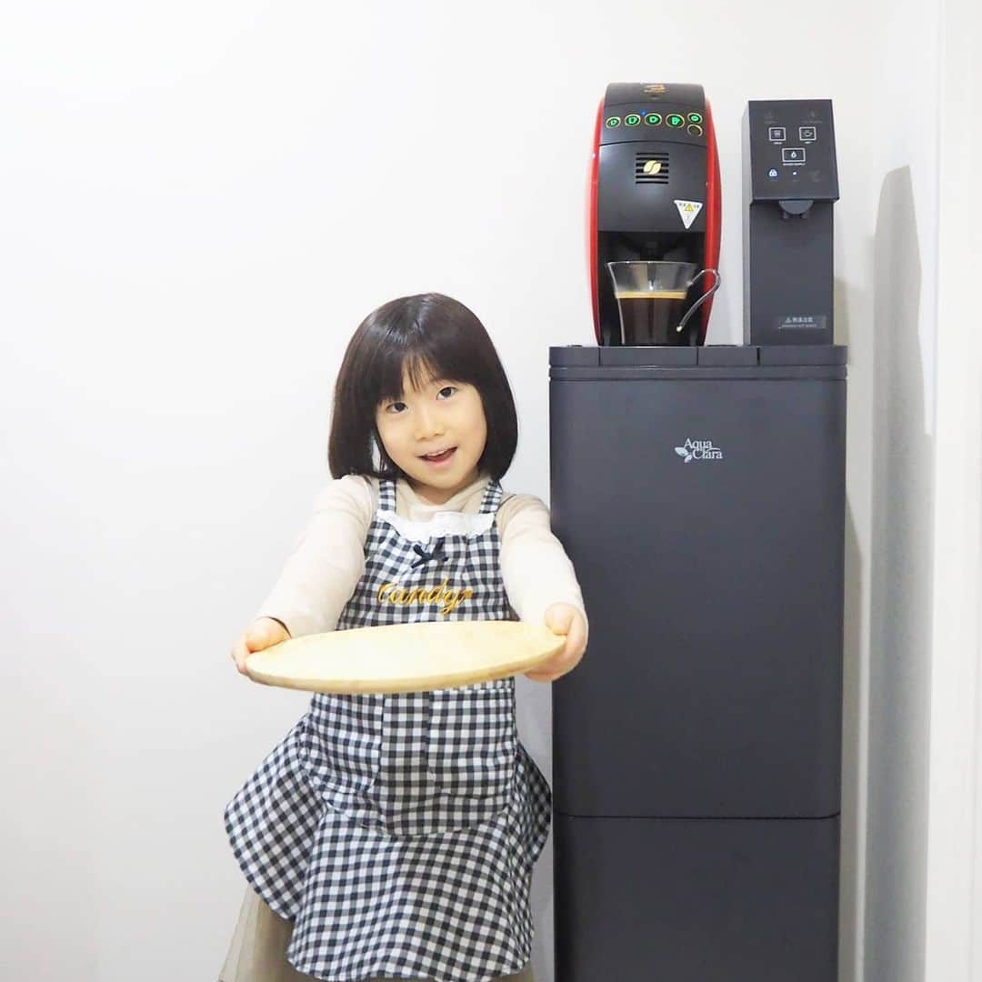 Kuboi Ayumiさんのインスタグラム写真 - (Kuboi AyumiInstagram)「「パパ、コーヒーどうぞ！」﻿ 喉が渇いたら長女がお水を持ってきてくれるだけでなく、コーヒーまで。﻿ 本当に助かっています。﻿ ﻿ 我が家で使っているウォーターサーバーはコーヒーマシン一体型の「AQUA WITH」です。﻿ ﻿ コーヒーマシンは持っていたのですが、夫婦そろってコーヒーをよく飲むので﻿ お水をいれるのが面倒だったのですが、これなら水を入れる必要もなくラクチン！﻿ しかも「AQUA WITH」の場合はボトルセットは下部なので、ボトルの取り換えも簡単ですよ。﻿ ﻿ 赤ちゃんがいる時はミルクなどに使えたり、冷たいお水やお湯がすぐに使えるので﻿ 一度ウォーターサーバーを使い始めると手放せなくなります。﻿ ﻿ しかも、アクアクララには子育てアクアプランというプランがあるので﻿ 子育て中の方にはおすすめ！﻿ ﻿ ・月々2,900円からウォーターサーバーライフがはじめられる﻿ ・マタニティ～6歳以下の未就学児をお持ちのご家庭なら通常料金から毎月500円OFF！﻿ 年間6000円もおトク！﻿ ・24時間LINE注文OK﻿ ・ご不在時でも受取り可能な「留守置きサービス」﻿ ・ペットボトルのゴミが出ないから楽チン！﻿ ﻿ コスパもよく、スタイリッシュなので、ウォーターサーバーに迷っている方は﻿ 一度チェックしてみてもよいかも☆﻿ ﻿ ﻿ ﻿ #コーヒーマシン #おうちコーヒー #ネスカフェバリスタ #おうちカフェ #coffee #コーヒー﻿ #女の子ママ #赤ちゃんのいる生活 #ウォーターサーバーのある生活 #アクアクララのある生活 ﻿ #aquaclara #アクアクララ #PR #ウォーターサーバー #子育てアクアプラン #使い勝手がいい #おいしいお水﻿ #丁寧な暮らし #シンプルな暮らし﻿」3月14日 20時41分 - himekagami