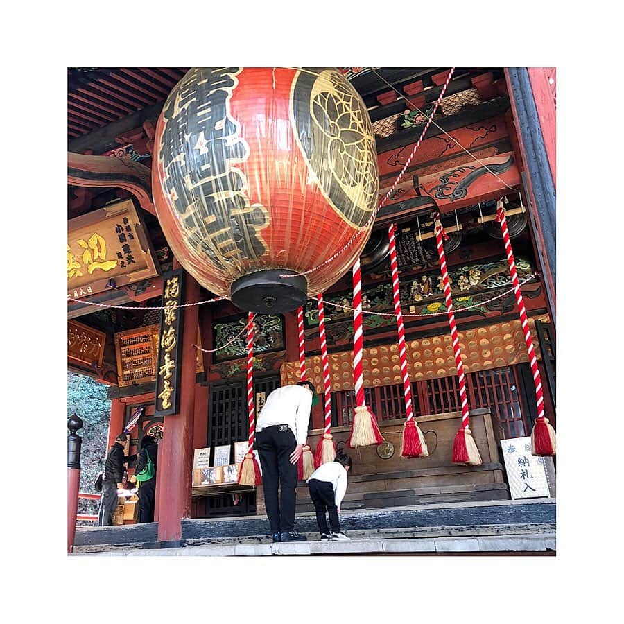 小泉梓さんのインスタグラム写真 - (小泉梓Instagram)「草津の続き。  湯畑の近くにある、たまごファームにて買ったソフトクリームがタイプの味で美味しかったなぁ。 からの、温泉といえばの揚げまんじゅうも。  あの日は18度もあって、いい天気だし、暖かいって最高日和だった。  水沢うどんからの近くの水澤寺も、一枚目の写真撮った場所がかなりいい光でパワースポットなのかと勝手に思ったよね。  ちびのお参り姿が可愛くって。  おじいちゃんに会えて嬉しいちびと、ちび達に会えて嬉しいおじいちゃん。 お義父さん、招待してくれてありがとうございました。  草津ツアー、また行きたい。  #草津　#群馬　#温泉　#水沢うどん　#大澤屋　#水澤寺　#たまごファーム　#ソフトクリーム　#家族旅行　#息子　#3歳　#娘　#生後10ヶ月」3月14日 20時43分 - azusan111
