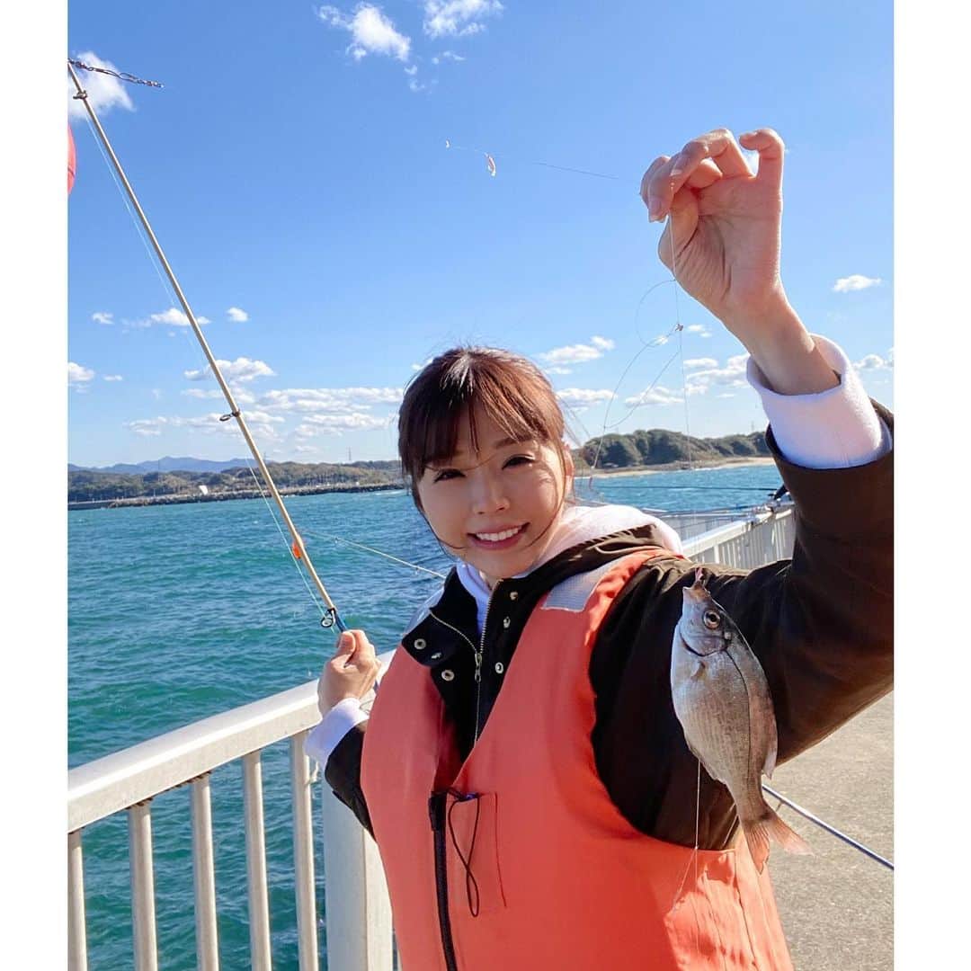 川村那月さんのインスタグラム写真 - (川村那月Instagram)「福岡に帰省しているので、母と一緒にずっとやりたかった海釣りに🎣☀️ あんまり釣れない時期との事でしたが、母と私で小さいの1匹ずつ！合計2匹釣れました〜🐟💕 やっと釣りが出来て嬉しい！！ハマってしまいました。  お魚も美味しく頂きました🥺👍 #川村那月 #タレント #女優 #モデル #RIZINガール #ティースタイルマネージメント #釣り #海釣り #北九州 #夢に向かって #那月ファミリー #皆さんに愛を #釣りのお仕事もお待ちしてます🤗笑」3月14日 20時43分 - kawamura_natsuki317