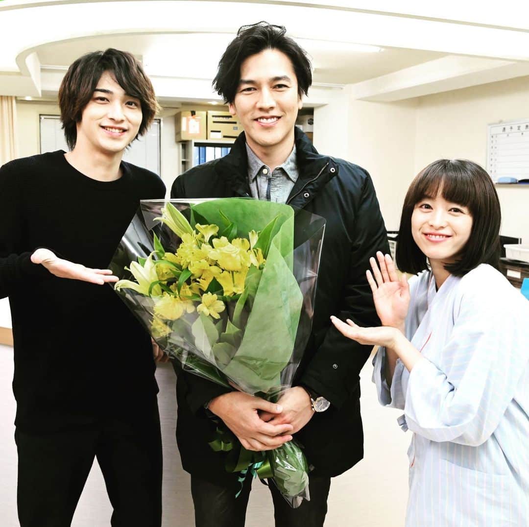 のインスタグラム：「・ #シロクロ 最終回まで…あと1日🐼‼️✨ クランクアップの様子をお届け🐾 ・ フリーディレクター神代役 #要潤 さん✨ 敵か!?味方か!?最終回では大変なことになってるという噂も…⁉ 追いかけられ続けた2人と一緒に病院で📷✨ ・ ・ #清野菜名 #横浜流星 #最終回は3月15日 #日曜よる10時30分」