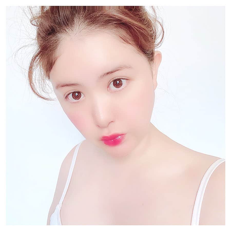 津久江麻由のインスタグラム：「. . @ettusaisjp から 3/26発売の新コレクションを頂いたのでレポします🕊 . . 8色あるカラーグロスが、どれも可愛い🥺 春はマットよりツヤツヤなグロスがタイプ🤍 . . 1番お気に入りはピュアレッド💞 (a)  1枚目の写真もコレ✔️ 赤グロスに、赤をとことん可愛くみせる 赤パール入り🥺🍎 リップ主役のあんにゅいなメイクを 作れそう🍒 . . bのビタミンオレンジは ブラッドオレンジの様なカラーで ベージュ系のファッションとも合うし、 ピンク系のリップの上につけても可愛い💞 . . エテュセ　LIP EDITION (グロス) 全8色 各1200円 3/26発売　(プラザ・ロフトは3/12先行発売) . . #新エテュセ #ブナンな色じゃもったいない #pr  #美容液 #スキンケア好きさんと繋がりたい #スキンケア大好き #基礎化粧品 #艶肌 #コスメレビュー #肌ケア #保湿ケア #ザラジョ #ザラジョコーデ #お気に入りコスメ #コスメ大好き #メイク好き #デパコス #コスメ紹介 #今日のメイク  #今日のコスメ #プチプラコスメ #メイク好きさんと繋がりたい #コスメ好きさんと繋がりたい #いいね返しは絶対 #おすすめコスメ #コスメ購入品 #コスメ好き #メイク好き」