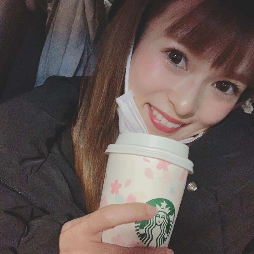 町田亜里香のインスタグラム：「久々にmakeしたので、 投稿しよっと🤷🏻 最近クリオ？っていうコスメが キラキラしててすき🤩 と言っても アイシャドーとチークしか 持ってない(*´ỏ`*)笑 . . 今日のメイクも、 クリオのチーク・アイシャドー リップはdiorの赤Lipだったかな🤔 . . スタバ飲んだ🤫 今日雪降ったよね❄️寒すぎた。 リアルなホワイトデーになったね💕 . . 皆さんは どんなホワイトデーでしたか？ ちなみに私は千尋から なんも貰ってない❤︎👿 . 何買わせようかな🤢🤢 . . #ホワイトデー #スタバ新作 #スタバ  #バタースコッチラテ #whiteday  #メイク #cliomakeup #clio  #ママコーデ #ママメイク」
