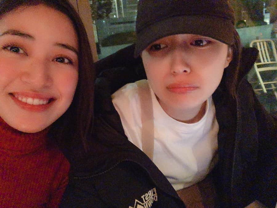 のインスタグラム：「. カメラ向けるとまともな顔してくれない春奈😂 なんと明日のはーちゃんねるにお邪魔します。19時配信予定です。いつも通りに食べて呑んで。撮れ高かなり心配ですが、良かったら見てください🤣🤣」