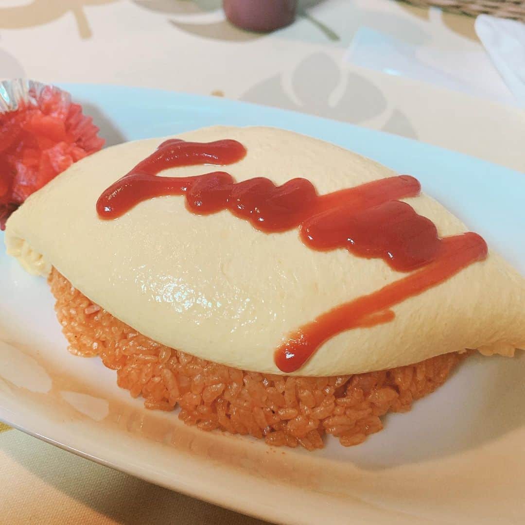 大月さゆのインスタグラム：「こんな風にぃ😬 オムライスのオムの部分を作れたならぁ〜😲どんなに素敵でしょぉ〜😮 オムラララ〜イス〜🎹オムラララ〜イス〜🎤 #美味しいオムライスと出会ってテンション上がって歌った人 #不思議なことにこのオムライスは福神漬けが合う #曲名オムララライス #ご視聴有難うございました」