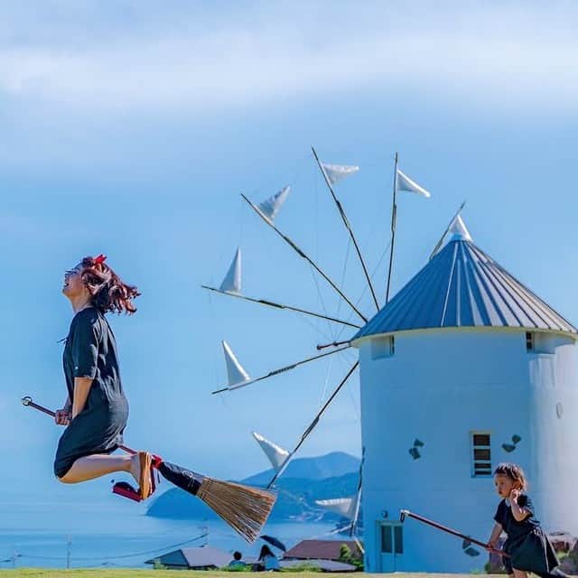 KKdayさんのインスタグラム写真 - (KKdayInstagram)「Today's PICK UP!🇯🇵 📍小豆島オリーブ公園  瀬戸内海を見下ろす丘の絶景✨🥺 広がるオリーブ畑、癒しの自然🌳 丘の上にあるギリシャ風の大きな風車はステキな写真が撮れる絶景ポイント📸  次のお休みは小豆島でゆっくりした時間を過ごしてみませんか？🥰 . 📷credit: @maro_nagashi 〈Thank you! ーーーーーーーーーーーーーーーーーー スポット情報✍️ 🚌住所: 香川県小豆郡小豆島町西村甲1941-1 🕑開館時間:08：30〜17：00 ☝️ポイント:アクセスは路線バスが便利♪事前に時刻表を調べておくと効率よく観光できますよ！ ーーーーーーーーーーーーーーーーーー . . #旅好きな人と繋がりたい #写真好きな人と繋がりたい #絶景　 #旅スタグラム #海外旅行 #旅好き #KKday #KKdayjapan  #KKdayカメラ部 #KKday_cameraclub ##japantrip #国内旅行 #小豆島旅行 #小豆島 #小豆島オリーブ公園 #小豆島観光 #小豆島カメラ #瀬戸内海の島 #瀬戸内海 #魔女の宅急便 #ジブリ好きな人と繋がりたい  #traveltheworld　#travelgram #trip」3月14日 21時00分 - kkdayjp