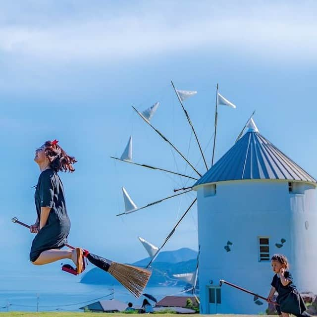 KKdayのインスタグラム：「Today's PICK UP!🇯🇵 📍小豆島オリーブ公園  瀬戸内海を見下ろす丘の絶景✨🥺 広がるオリーブ畑、癒しの自然🌳 丘の上にあるギリシャ風の大きな風車はステキな写真が撮れる絶景ポイント📸  次のお休みは小豆島でゆっくりした時間を過ごしてみませんか？🥰 . 📷credit: @maro_nagashi 〈Thank you! ーーーーーーーーーーーーーーーーーー スポット情報✍️ 🚌住所: 香川県小豆郡小豆島町西村甲1941-1 🕑開館時間:08：30〜17：00 ☝️ポイント:アクセスは路線バスが便利♪事前に時刻表を調べておくと効率よく観光できますよ！ ーーーーーーーーーーーーーーーーーー . . #旅好きな人と繋がりたい #写真好きな人と繋がりたい #絶景　 #旅スタグラム #海外旅行 #旅好き #KKday #KKdayjapan  #KKdayカメラ部 #KKday_cameraclub ##japantrip #国内旅行 #小豆島旅行 #小豆島 #小豆島オリーブ公園 #小豆島観光 #小豆島カメラ #瀬戸内海の島 #瀬戸内海 #魔女の宅急便 #ジブリ好きな人と繋がりたい  #traveltheworld　#travelgram #trip」