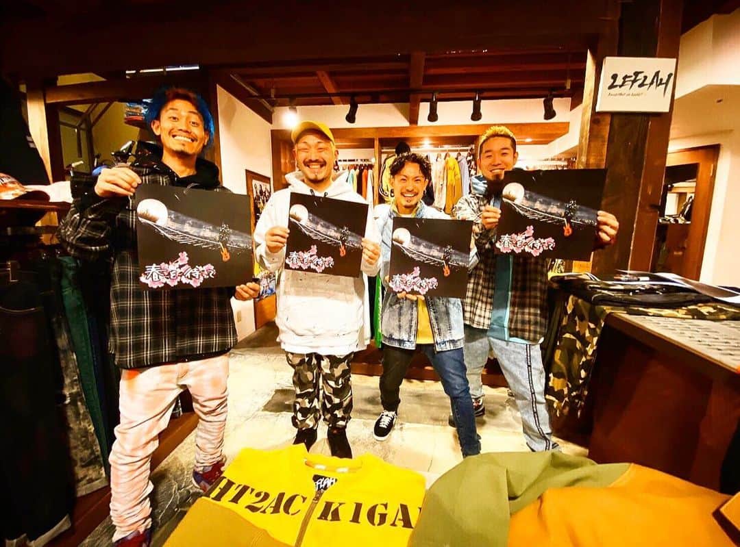 WANIMAのインスタグラム：「今回の緊急リリースでは沢山の方々に無理なお願いをしました。﻿ ﻿ 力を貸してくれたチームの皆に感謝します。﻿ ﻿ 「春を待って」﻿ ﻿ https://wanima.net/fromwanima/﻿ ﻿ #WANIMA﻿ #春を待って」