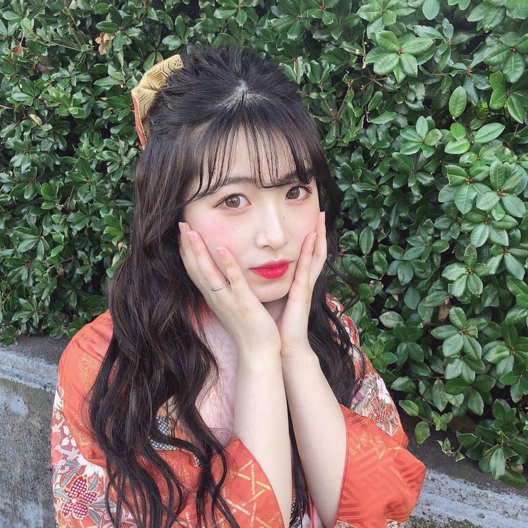 青木菜花のインスタグラム：「.﻿ .﻿ 卒業式はママの振袖🌸﻿ ﻿ 2年間通わせてくれたままぱぱに感謝☺️﻿ ﻿ 挫けそうになったときもあったけど﻿ 通い続けて卒業できて本当によかった〜〜🤣﻿ ﻿ よく頑張りました！！！💮笑﻿ .﻿ . #卒業 #卒業式 #卒業式ヘア #卒業式袴 #卒業式ママコーデ #袴 #袴ヘア #袴ヘアアレンジ #振袖 #振袖ヘア #美容学生 #専門学校 #instagood #instalike #instalove #instafashion #instaphoto #l4l #f4f」