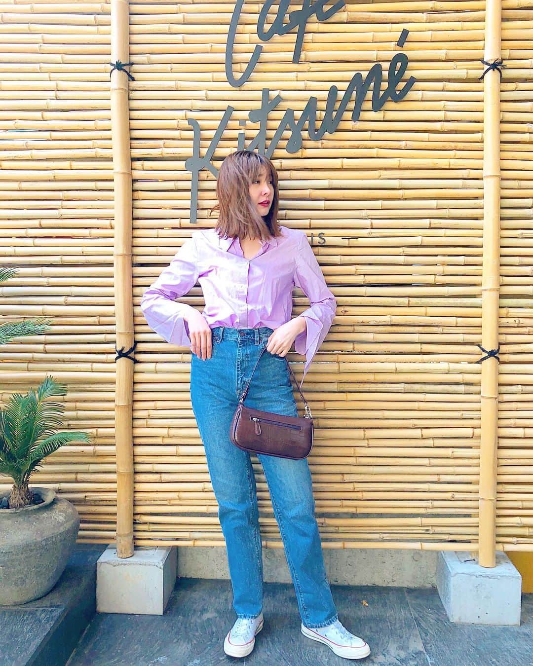 のインスタグラム：「・ ブルーのストレートデニムに ピンクのシャツ🌸 ・ ・ ・ 春ってデニム履きたくなる☺️💕 ・ ・ ・ デニム✖︎シャツ✖︎スニーカー 王道コーデっ‼️ ・ ・ ・ バックは @millea_official_  #金曜日のデニム#土曜日デニム#毎日デニムコーデ#デニムvery#ママコーデ#ママファッション#コーディネート#毎日デニム#デニムコーデ#シャツコーデ#デニムスタイル#春コーデ#春デニム#ピンクシャツ#ピンクコーデ#シンプルコーデ#スニーカーママファッション#スニーカーママコーデ#スニーカーコーデ」