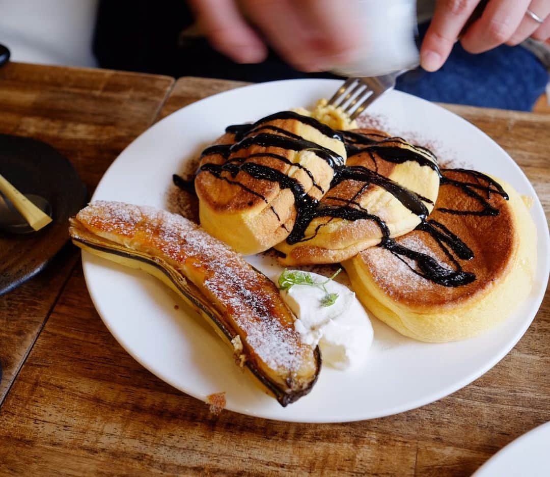 Keikooooooさんのインスタグラム写真 - (KeikooooooInstagram)「「六花園」（りっかえん）さん🍓🍌🥞 夏はカキ氷が美味しくて、冬はなんと😳 パンケーキ屋さんに♡すごいアイデア😳😂💗👏 とってもフワフワで美味しかったです♡ 一瞬でなくなっちゃった笑ｰ!! いちごショートと、チョコバナナを食べましたよ😋♫ . #岡山パンケーキ #パンケーキ #pancake #六花園#りっかえん #rikkaen #岡山グルメ #岡山カフェ #keityめし」3月14日 21時06分 - keity1011