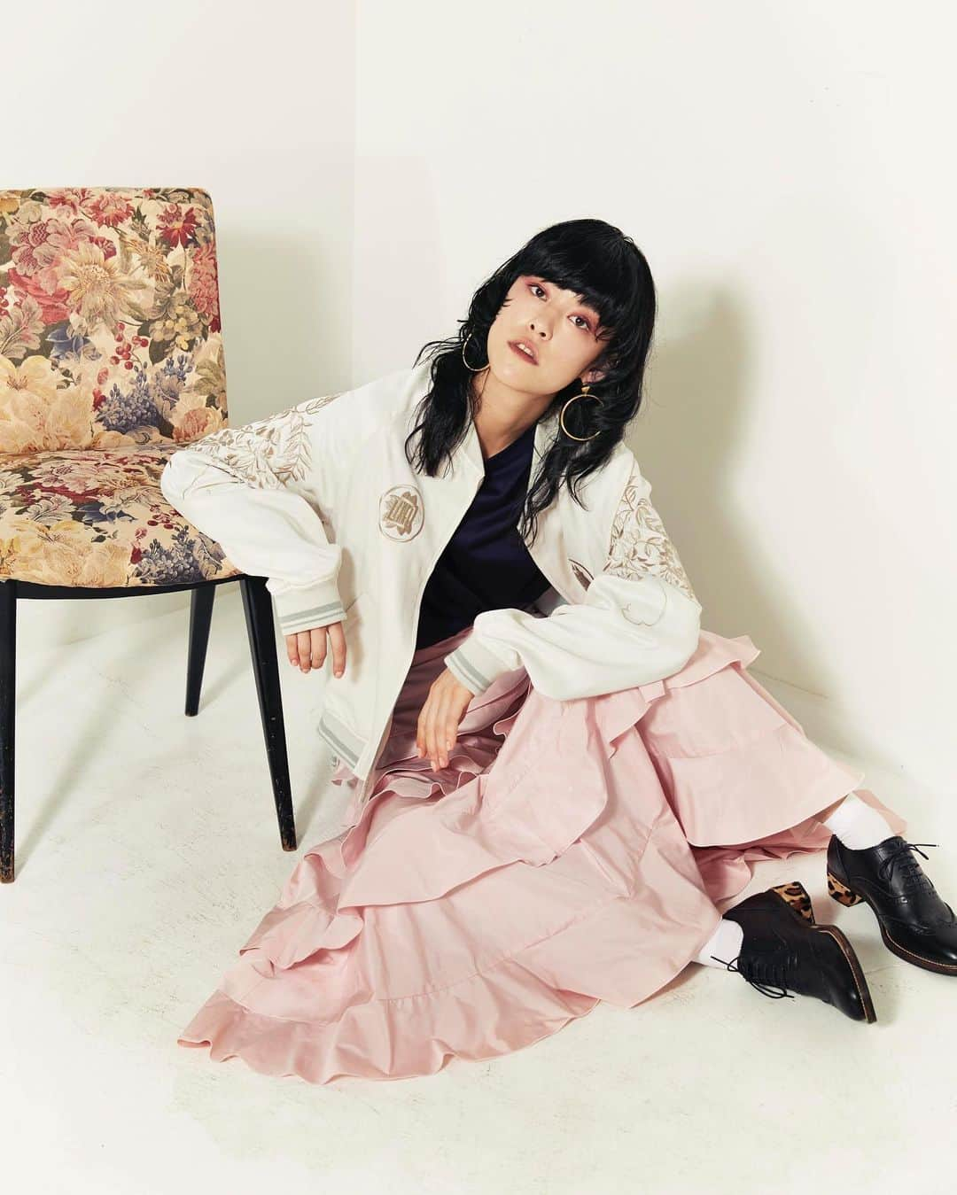 丸山敬太さんのインスタグラム写真 - (丸山敬太Instagram)「. 〈 KEITA MARUYAMA 2020 Spring &Summer COLLECTION 〉 . . 〝 Elegant souvenir Jacket 〟【ご予約】 ¥176,000- . 〝Dragon Embroidery Tee 〟 ¥28,600- . 〝  Color Taffeta Skirt 〟 ¥94,600- . . 丸山邸・阪急うめだ店・公式オンラインストアにて続々新作が入荷しております！ . 在庫の状況は丸山邸へお問い合わせ下さいませ。 . . ー丸山邸ー 営業時間 12:00〜20:00 東京都港区南青山4-25-10 1F TEL 03-3406-1935 (月曜日定休日) . . ーKEITA MARUYAMA 阪急うめだ本店ー 日〜木曜日 10:00〜20:00 金・土曜日 10:00〜21:00 大阪府大阪市北区角田町8-7-3F TEL 06-6313-0605 . ーKEITA MARUYAMA WEB STOREー https://store-keitamaruyama.com/pc/ トップ画面のHP URLからアクセスくださいませ。 . . . #creativedirector @keitamaruyama #fashiondirector @yokomiyake #photo @zenharu_tanakamaru  #hair @kenjitoyota_hair_makeup #makeup @naoyossii #model @meimeilapres #keitamaruyama #SS20 #INNOCENT #spring#summer #fashion #madeinjapan #日本 #青山 #大阪 #ジャケット #スカジャン #ドラゴン #スカート #skirt #Tシャツ  #pink #black #コーディネート #coordinate #happy #beautiful」3月14日 21時09分 - keitamaruyama_official