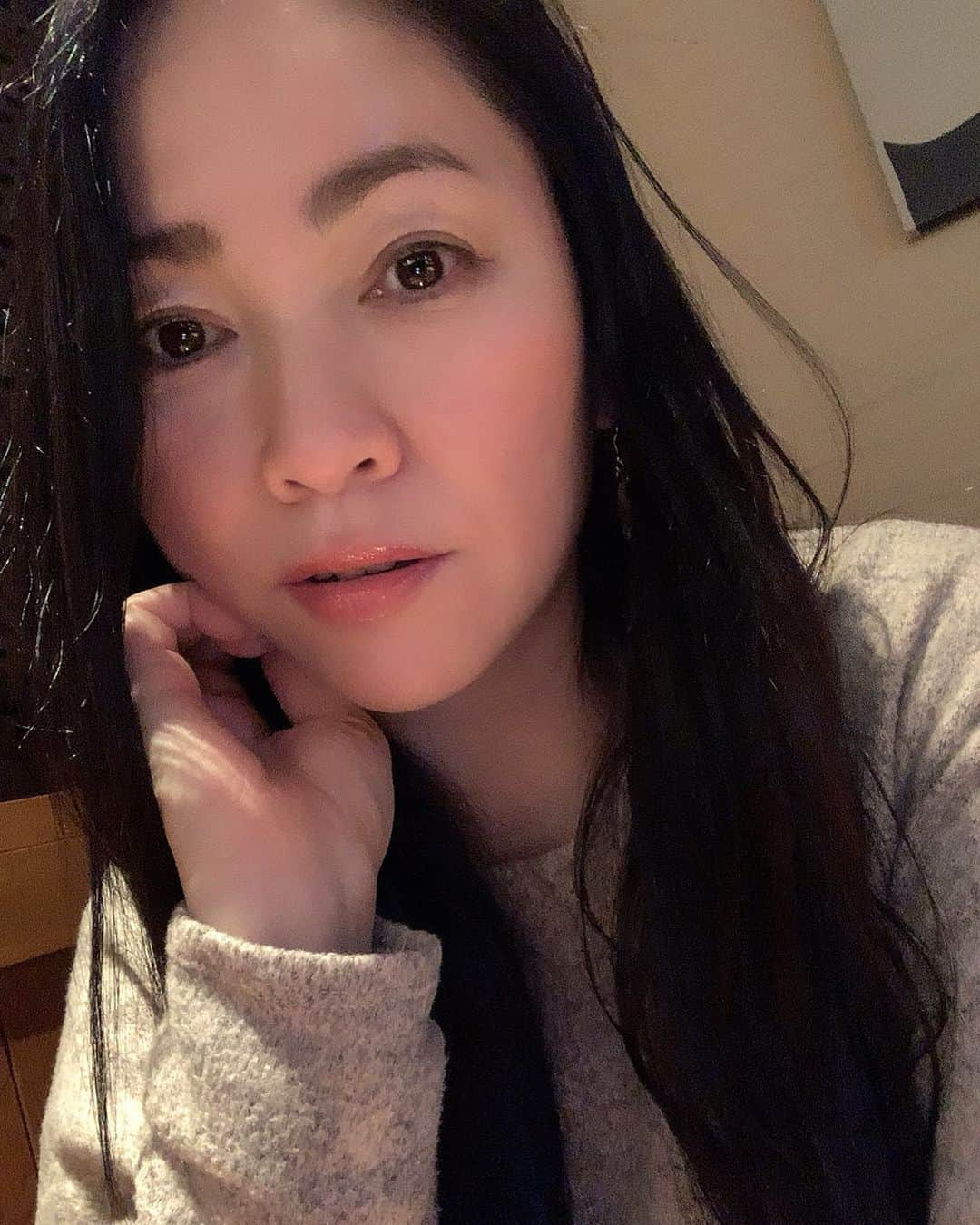 田中悦子さんのインスタグラム写真 - (田中悦子Instagram)「眠くてたまらない顔のたなえつです💤😴😪⠀ ⠀ 今日は雪が少し降ってほんとに寒い１日でしたね😱😰😓⠀ ⠀  コロナも怖いけど、風邪🤧もひかないようにしましょうね❣️⠀ ⠀  R1飲んで早く寝ようっと😘⠀ ⠀  #過去pic #眠いわー #涙目 #今日はゆっくりできました #おやすみなさい」3月14日 21時10分 - etsuko.reborn25