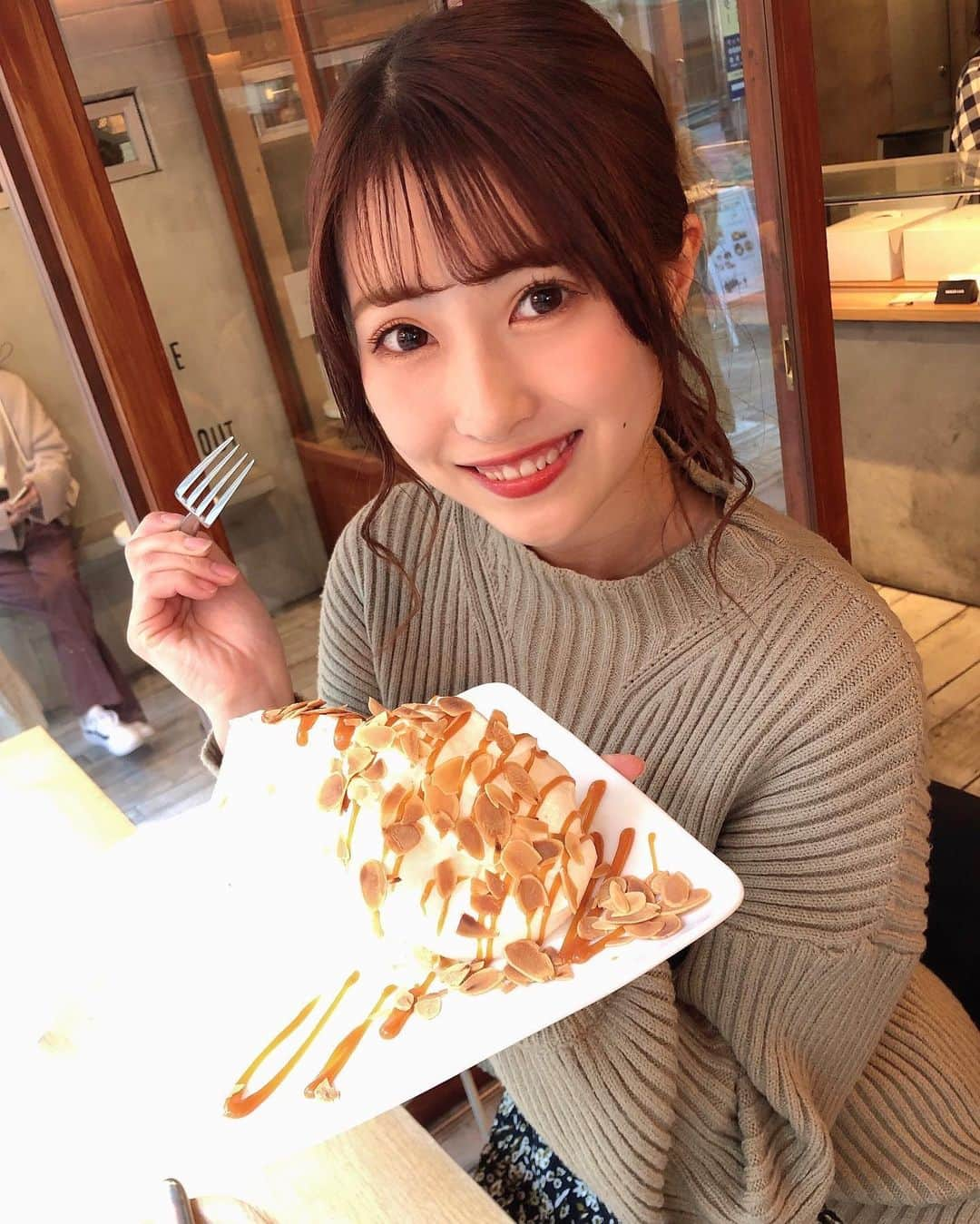 華山志歩のインスタグラム：「太陽光で発光してしまってるキャラメルシフォンケーキ🧁ふわふわ〜〜！！！」