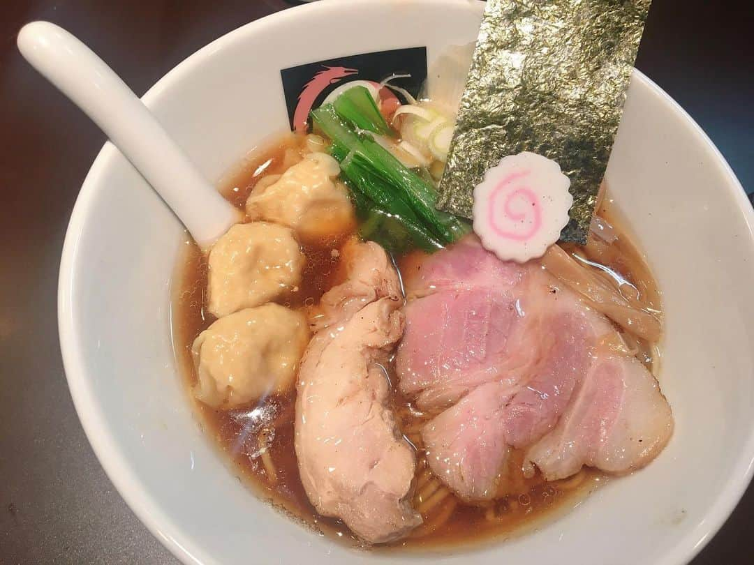 南端まいなのインスタグラム：「恵比寿にある おおぜき中華そば店のワンタンらーめん チャーシューが分厚くて肉々しいと思いきや案外あっさりしててスルスル食べられるらーめんでした。 麺がしっかりしてるので食べ応えあるしお腹いっぱいになりました。 美味しかった😋 #恵比寿 #ラーメン #おおぜき中華そば店」