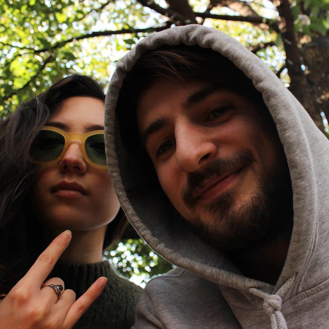 ペッペのインスタグラム：「Who wears 👓 better?  @moog_eyewear」