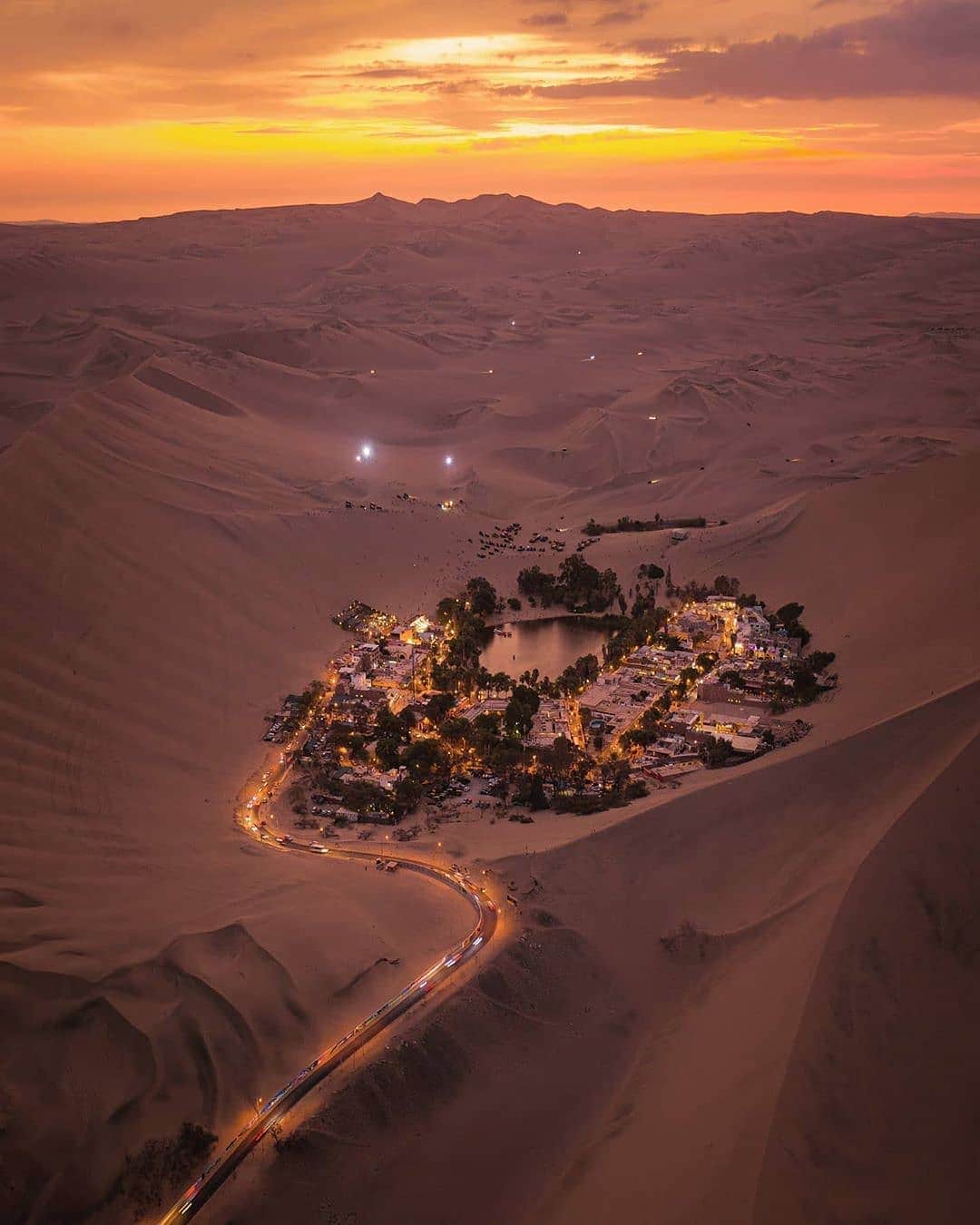 BEAUTIFUL DESTINATIONSさんのインスタグラム写真 - (BEAUTIFUL DESTINATIONSInstagram)「The desert oasis of Huacachina 🇵🇪 Did you know that the green waters of the Huacachina Lagoon are thought to have therapeutic properties? 🌴 (📸: @everchanginghorizon 📍: Huacachina, Peru)」3月14日 21時16分 - beautifuldestinations