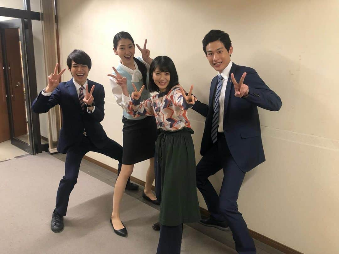 【公式】土曜ナイトドラマ「アリバイ崩し承ります」のインスタグラム：「＊﻿ ‪#アリバイ崩し承ります‬﻿ ‪最終回まで…あと2時間です‼️﻿ ﻿ 現場での﻿ 楽しそうなお写真をお届け🙈♡﻿ ﻿ 笑顔が溢れる1枚と…﻿ か、壁ドン😳!?﻿ ﻿ ‪#ありくず‬﻿ ‪#最終回まで‬﻿ ‪#いよいよあと‬﻿ ‪#2時間です❣️‬﻿ #Twitterでは﻿ ‪#捜査一課の皆さんと‬﻿ ‪#カウントダウン😏✨」