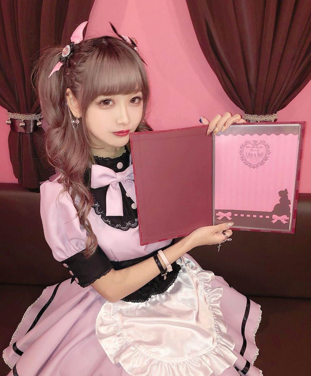 のインスタグラム：「3/20(金)(祝)に秋葉原のメイド喫茶Like a Dollでぴょんちゃんとゲストメイドします🖤🖤 . 2人でピンク着るよ～( ⸝⸝ • ̫ • ⸝⸝ ) みんなに会いたいな～ . . #メイド喫茶 #秋葉原 #ゲストメイド」