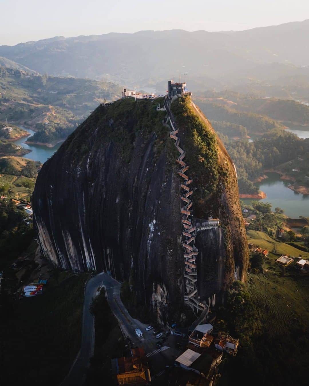 Discover Earthさんのインスタグラム写真 - (Discover EarthInstagram)「The impressive El Penõl in Guatapé! 🇨🇴 "We climbed the 740 steps staircase to get to the top of this massive 300m high rock." The view was definitely worth it, don’t you think? #DiscoverColombia  Photos and caption by @sjoerdbracke」3月14日 21時22分 - discoverearth