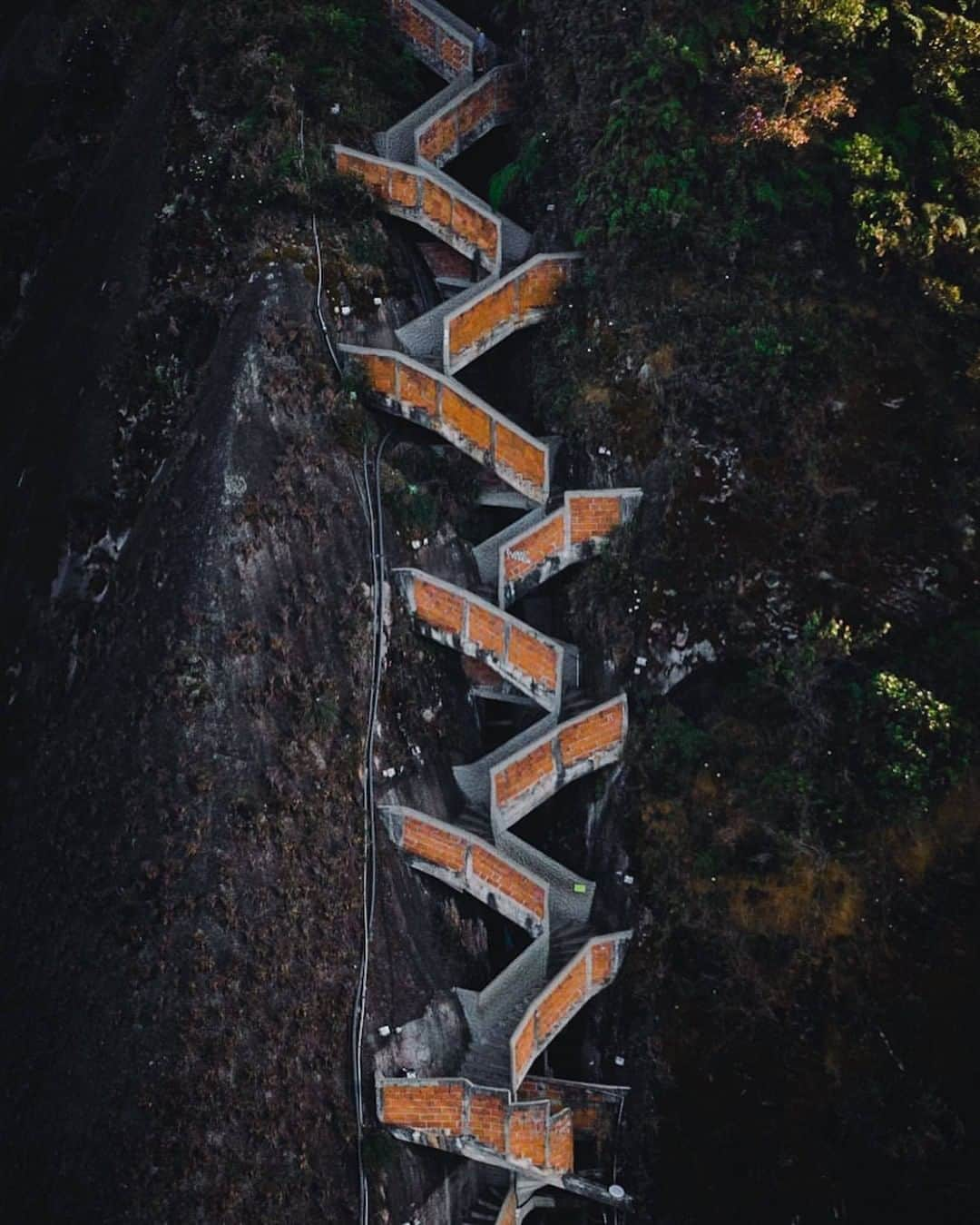 Discover Earthさんのインスタグラム写真 - (Discover EarthInstagram)「The impressive El Penõl in Guatapé! 🇨🇴 "We climbed the 740 steps staircase to get to the top of this massive 300m high rock." The view was definitely worth it, don’t you think? #DiscoverColombia  Photos and caption by @sjoerdbracke」3月14日 21時22分 - discoverearth