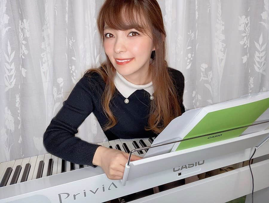 岩根沙恵子?さえみるさんのインスタグラム写真 - (岩根沙恵子?さえみるInstagram)「🎹合唱コンで弾いた［涙をこえて］久しぶりにっ🤤❤️ . 中学生の時に弾いた曲だから楽譜が手元になくって、ネットでgetして弾いてみた〜🥺❤️♫ 忘れてるところがたくさん🤣ちゃんと弾けるようになりたいなあ〜♡ クリアしたら、新しい曲に挑戦しようかなあ〜🌸♡ . そうそう！ せっかくかわいいピアノをgetしたから、カシオのスタンドも購入しちゃった🤤💋 白くってかわいいー！お気に入りです♡ . #privia #CASIO #カシオ #デジタルピアノ #電子ピアノ #音楽のある生活 #ピアノ弾き語り #弾いてみた #ストリートピアノ #ピアノ #インテリア #一人暮らし #piano #ピアノ女子 #音楽好き #ピアノのある暮らし #ピアノ大好き #トルコ行進曲 #ベートーベン #ベートーベントルコ行進曲 #涙をこえて #合唱コンクール伴奏 #合唱コン #PR」3月14日 21時24分 - saemiltiii