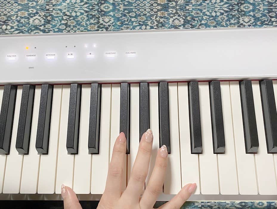 岩根沙恵子?さえみるさんのインスタグラム写真 - (岩根沙恵子?さえみるInstagram)「🎹合唱コンで弾いた［涙をこえて］久しぶりにっ🤤❤️ . 中学生の時に弾いた曲だから楽譜が手元になくって、ネットでgetして弾いてみた〜🥺❤️♫ 忘れてるところがたくさん🤣ちゃんと弾けるようになりたいなあ〜♡ クリアしたら、新しい曲に挑戦しようかなあ〜🌸♡ . そうそう！ せっかくかわいいピアノをgetしたから、カシオのスタンドも購入しちゃった🤤💋 白くってかわいいー！お気に入りです♡ . #privia #CASIO #カシオ #デジタルピアノ #電子ピアノ #音楽のある生活 #ピアノ弾き語り #弾いてみた #ストリートピアノ #ピアノ #インテリア #一人暮らし #piano #ピアノ女子 #音楽好き #ピアノのある暮らし #ピアノ大好き #トルコ行進曲 #ベートーベン #ベートーベントルコ行進曲 #涙をこえて #合唱コンクール伴奏 #合唱コン #PR」3月14日 21時24分 - saemiltiii