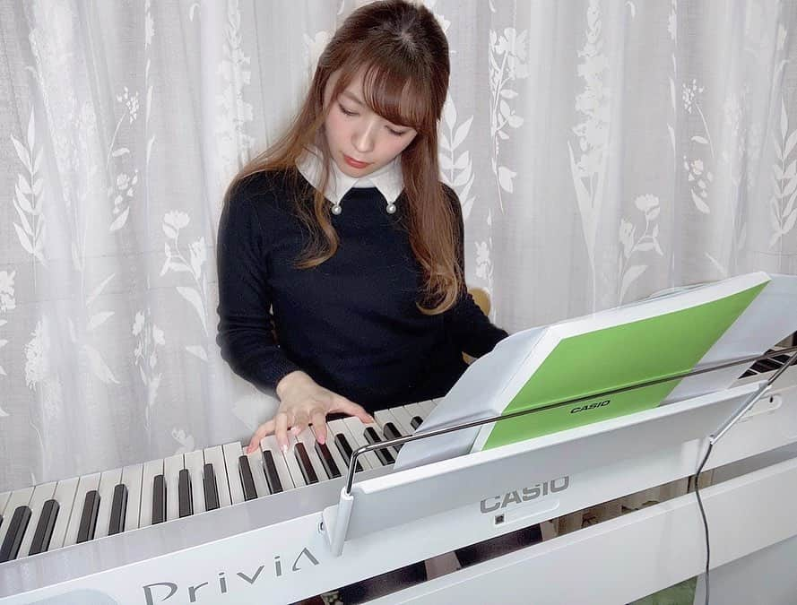 岩根沙恵子?さえみるさんのインスタグラム写真 - (岩根沙恵子?さえみるInstagram)「🎹合唱コンで弾いた［涙をこえて］久しぶりにっ🤤❤️ . 中学生の時に弾いた曲だから楽譜が手元になくって、ネットでgetして弾いてみた〜🥺❤️♫ 忘れてるところがたくさん🤣ちゃんと弾けるようになりたいなあ〜♡ クリアしたら、新しい曲に挑戦しようかなあ〜🌸♡ . そうそう！ せっかくかわいいピアノをgetしたから、カシオのスタンドも購入しちゃった🤤💋 白くってかわいいー！お気に入りです♡ . #privia #CASIO #カシオ #デジタルピアノ #電子ピアノ #音楽のある生活 #ピアノ弾き語り #弾いてみた #ストリートピアノ #ピアノ #インテリア #一人暮らし #piano #ピアノ女子 #音楽好き #ピアノのある暮らし #ピアノ大好き #トルコ行進曲 #ベートーベン #ベートーベントルコ行進曲 #涙をこえて #合唱コンクール伴奏 #合唱コン #PR」3月14日 21時24分 - saemiltiii