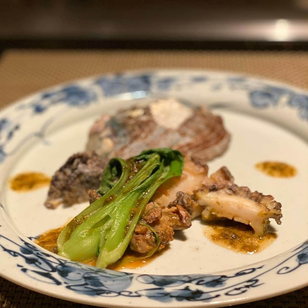 三浦真理子さんのインスタグラム写真 - (三浦真理子Instagram)「. 今日のDinnerは👨主人の誕生日のお祝いで銀座『 銀明翠』へ🍴🥂🎉 . 伊勢エビ、アワビ、フォアグラ、芽キャベツのスープ、ガーリックライス🍚など美味しかったです〜❣️❣️ . かなりお腹いっぱいになり苦しかったw . お店の雰囲気も良かったですよ😍 . ホワイトデーだったからか雪なのに銀座は人が多かったです🙌 . . #鉄板焼き #誕生日 #お祝い #dinner #ディナー #鉄板焼 #銀座グルメ #銀座ディナー #銀明翠 #スワイプしてね #pleasefollowme #インスタ映え #instagood #swipe #肉 #birthday #食べすたぐらむ #食べるの好きな人と繋がりたい #😋 #❤️ #myhasband #おめでとう #あわび #伊勢えび」3月14日 21時26分 - marigram.22