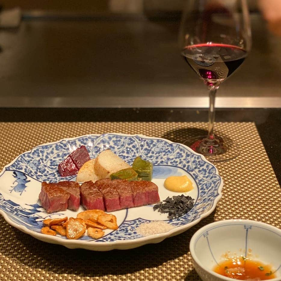 三浦真理子さんのインスタグラム写真 - (三浦真理子Instagram)「. 今日のDinnerは👨主人の誕生日のお祝いで銀座『 銀明翠』へ🍴🥂🎉 . 伊勢エビ、アワビ、フォアグラ、芽キャベツのスープ、ガーリックライス🍚など美味しかったです〜❣️❣️ . かなりお腹いっぱいになり苦しかったw . お店の雰囲気も良かったですよ😍 . ホワイトデーだったからか雪なのに銀座は人が多かったです🙌 . . #鉄板焼き #誕生日 #お祝い #dinner #ディナー #鉄板焼 #銀座グルメ #銀座ディナー #銀明翠 #スワイプしてね #pleasefollowme #インスタ映え #instagood #swipe #肉 #birthday #食べすたぐらむ #食べるの好きな人と繋がりたい #😋 #❤️ #myhasband #おめでとう #あわび #伊勢えび」3月14日 21時26分 - marigram.22